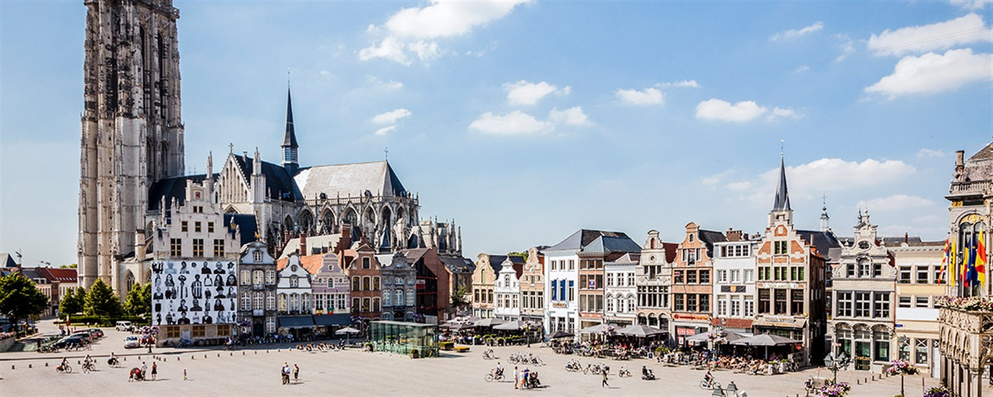 Grote Markt en Sint-Romboutstoren in Mechelen